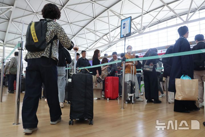 [인천공항=뉴시스] 권창회 기자 = 올해 법정공휴일로 지정된 노동절과 어린이날을 낀 징검다리 연휴 기간인 1일 인천국제공항 제1여객터미널 출국장에서 승객들이 발걸음을 옮기고 있다.이날 항공업계에 따르면 징검다리 연휴 기간인 4월 30일부터 5월 5일까지 엿새간 인천국제공항 국제선 이용객은 130만 명으로, 지난해 같은 기간 대비 2.6％ 증가할 것으로 예상했다. 2026.05.01. kch0523@newsis.com