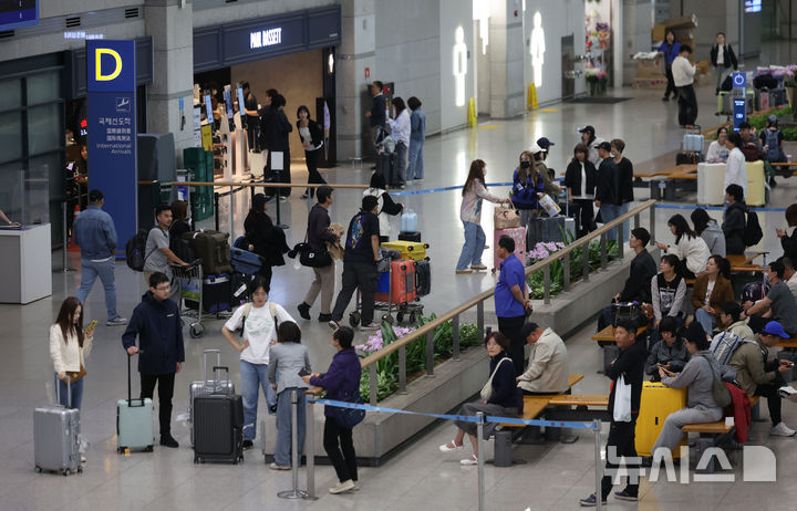 [인천공항=뉴시스] 권창회 기자 = 1일 인천국제공항 제1여객터미널 입국장에서 외국인 관광객들이 입국하고 있다. 일본 최대 연휴 기간인 골든위크와 중국 노동절 연휴가 겹치며, 문체부는 중국과 일본에서 약 20만명의 관광객이 한국을 찾을것이라고 예상했다. 2026.05.01. kch0523@newsis.com