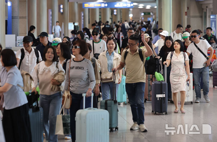 [인천공항=뉴시스] 권창회 기자 = 1일 인천국제공항 제1여객터미널 입국장에서 외국인 관광객들이 입국하고 있다. 2026.05.01. kch0523@newsis.com