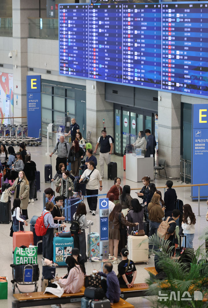 [인천공항=뉴시스] 권창회 기자 = 5월1일 인천국제공항 제1여객터미널 입국장에서 외국인 관광객들이 입국하고 있다. 2026.05.01. kch0523@newsis.com