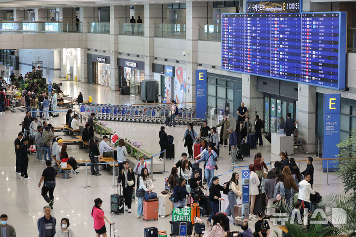 [인천공항=뉴시스] 권창회 기자 = 1일 인천국제공항 제1여객터미널 입국장에서 외국인 관광객들이 입국하고 있다. 일본 최대 연휴 기간인 골든위크와 중국 노동절 연휴가 겹치며, 문체부는 중국과 일본에서 약 20만명의 관광객이 한국을 찾을것이라고 예상했다. 2026.05.01. kch0523@newsis.com