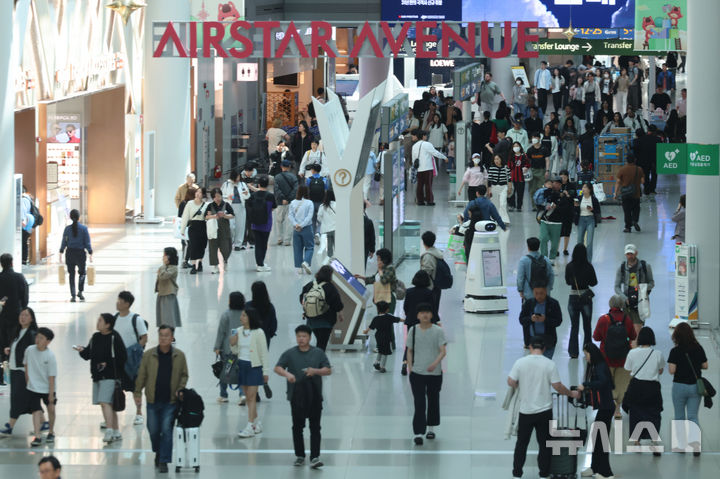 [인천공항=뉴시스] 권창회 기자 = 올해 법정공휴일로 지정된 노동절과 어린이날을 낀 징검다리 연휴 기간인 1일 인천국제공항 제1여객터미널 출국장에서 승객들이 발걸음을 옮기고 있다. 2026.05.01. kch0523@newsis.com