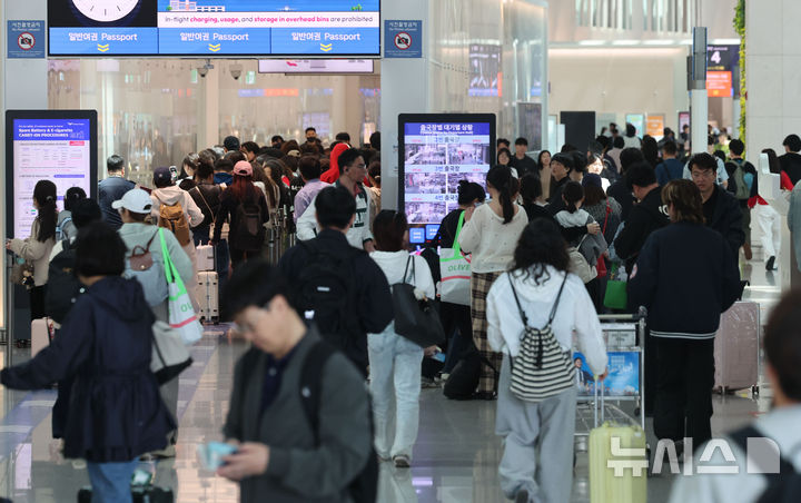 인천국제공항 제1여객터미널 출국장에서 승객들이 이동하고 있다