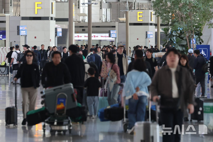 [인천공항=뉴시스] 권창회 기자 = 올해 법정공휴일로 지정된 노동절과 어린이날을 낀 징검다리 연휴 기간인 1일 인천국제공항 제1여객터미널 출국장에서 승객들이 발걸음을 옮기고 있다.이날 항공업계에 따르면 징검다리 연휴 기간인 4월 30일부터 5월 5일까지 엿새간 인천국제공항 국제선 이용객은 130만 명으로, 지난해 같은 기간 대비 2.6％ 증가할 것으로 예상했다. 2026.05.01. kch0523@newsis.com