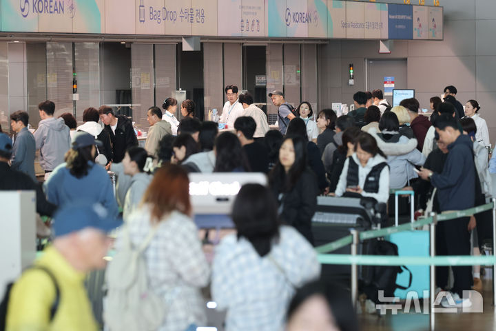 [인천공항=뉴시스] 권창회 기자 = 올해 법정공휴일로 지정된 노동절과 어린이날을 낀 징검다리 연휴 기간인 1일 인천국제공항 제2여객터미널 출국장에서 승객들이 발걸음을 옮기고 있다.이날 항공업계에 따르면 징검다리 연휴 기간인 4월 30일부터 5월 5일까지 엿새간 인천국제공항 국제선 이용객은 130만 명으로, 지난해 같은 기간 대비 2.6％ 증가할 것으로 예상했다. 2026.05.01. kch0523@newsis.com