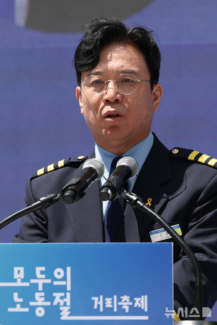 [서울=뉴시스] 조수정 기자 = 김영훈 고용노동부 장관이 1일 오전 서울 중구 청계광장에서 고용노동부 주최, 전태일재단 주관으로 열린 '이제 다시 모두의 노동절 거리축제 같이 걷고 함께 놀자' 개막식에서 개회사를 하고 있다. 2026.05.01. chocrystal@newsis.com