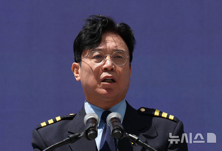 [서울=뉴시스] 조수정 기자 = 김영훈 고용노동부 장관이 지난 1일 오전 서울 중구 청계광장에서 고용노동부 주최, 전태일재단 주관으로 열린 '이제 다시 모두의 노동절 거리축제 같이 걷고 함께 놀자' 개막식에서 개회사를 하고 있다. 2026.05.01. chocrystal@newsis.com