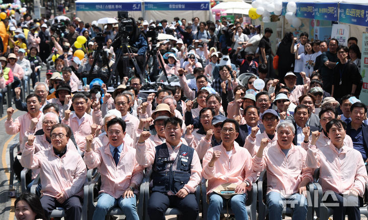 [서울=뉴시스] 조수정 기자 = 김영훈 고용노동부 장관이 1일 오후 서울 중구 청계광장에서 고용노동부 주최, 전태일재단 주관으로 열린 '이제 다시 모두의 노동절 거리축제 같이 걷고 함께 놀자' 행사에서 노동자, 시민과 기념촬영을 하고 있다. 앞줄 왼쪽부터 이동근 한국경영자총협회 상근부회장, 김 장관, 류기섭 한국노총 사무총장, 김주영 더불어민주당 의원, 서왕진 조국혁신당 의원, 한창민 사회민주당 대표. 2026.05.01. chocrystal@newsis.com
