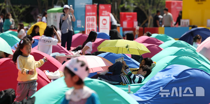 [서울=뉴시스] 조수정 기자 = 1일 서울 중구 서울광장에서 개장한 '책 읽는 서울광장'에서 시민들이 독서를 즐기고 있다. 2026.05.01. chocrystal@newsis.com