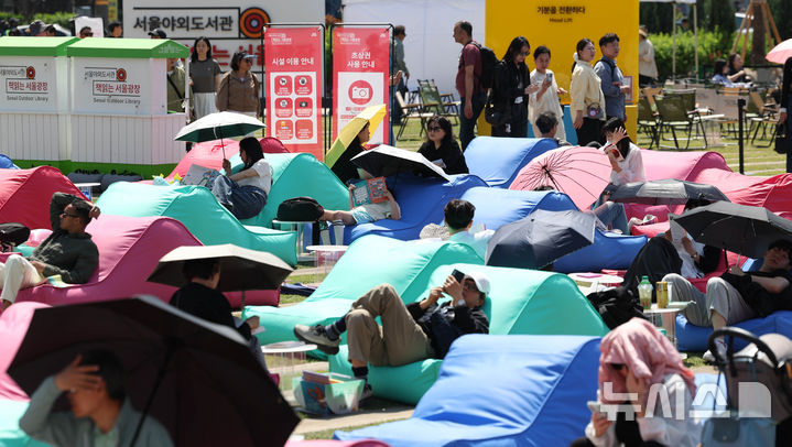 [서울=뉴시스] 조수정 기자 = 1일 서울 중구 서울광장에서 개장한 '책 읽는 서울광장'에서 시민들이 독서를 즐기고 있다. 2026.05.01. chocrystal@newsis.com