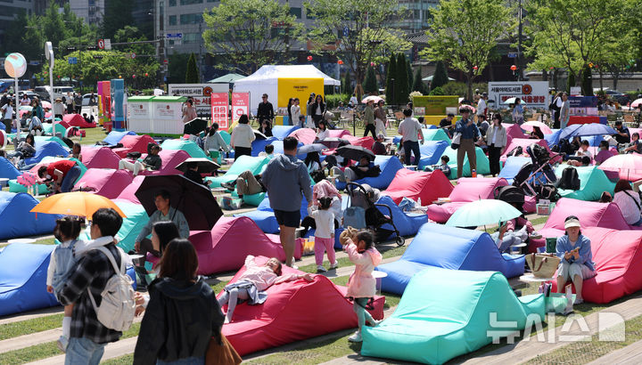 [서울=뉴시스] 조수정 기자 = 1일 서울 중구 서울광장에서 개장한 '책 읽는 서울광장'에서 시민들이 독서를 즐기고 있다. 2026.05.01. chocrystal@newsis.com