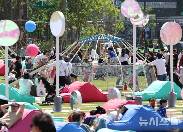 [서울=뉴시스] 조수정 기자 = 지난 1일 서울 중구 서울광장에서 개장한 '책 읽는 서울광장'에서 어린이들이 어린이날 행사 놀이기구를 즐기고 있다. 2026.05.01. chocrystal@newsis.com