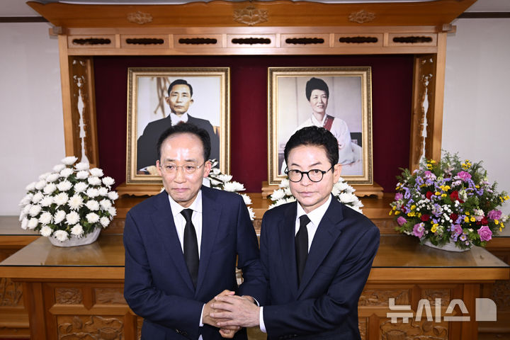 [구미=뉴시스] 이무열 기자 = 추경호 국민의힘 대구시장 예비후보와 이철우 경북도지사 예비후보가 1일 오후 경북 구미시 상모동 박정희 대통령 생가를 찾아 참배를 마친 뒤 손을 맞잡고 있다. 2026.05.01. lmy@newsis.com