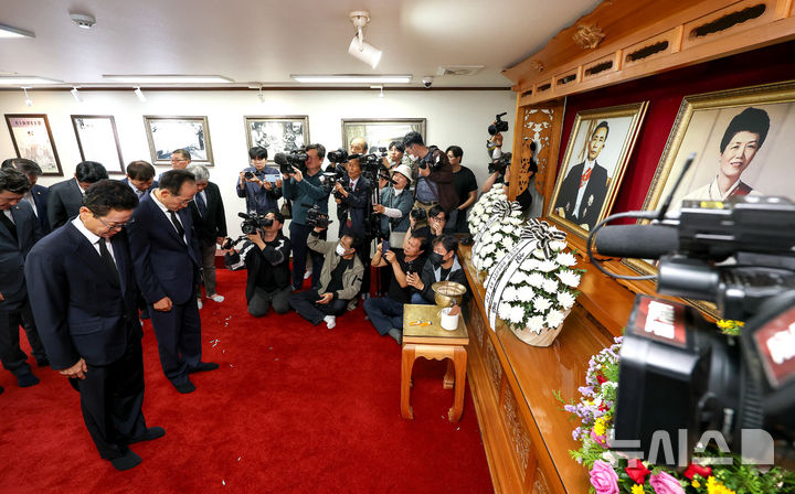 [구미=뉴시스] 이무열 기자 = 추경호(오른쪽) 국민의힘 대구시장 예비후보와 이철우 경북도지사 예비후보가 1일 오후 경북 구미시 상모동 박정희 대통령 생가를 찾아 추모관에서 묵념하고 있다. 2026.05.01. lmy@newsis.com