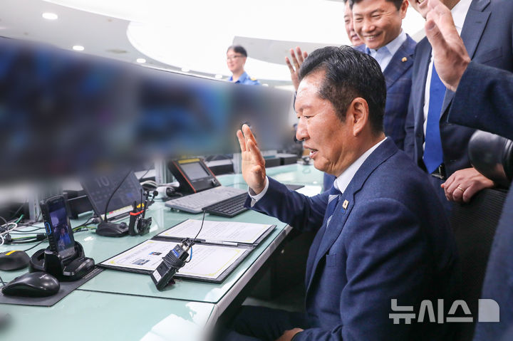 [서울=뉴시스] 고승민 기자 = 정청래 더불어민주당 대표가 1일 경기 평택시 평택항 해상교통관제센터를 방문, 현장 대원들과 화상통화를 하고 있다. (사진=더불어민주당 제공) 2026.05.01. photo@newsis.com