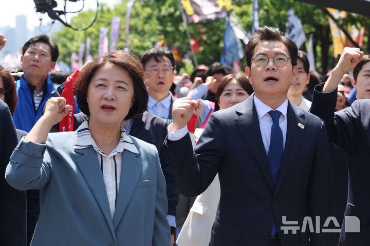 [서울=뉴시스] 권창회 기자 = 노동절인 1일 서울 영등포구 여의대로에서 열린 한국노총 전국노동자대회에서 추미애(왼쪽) 더불어민주당 경기지사 후보와 정원오 서울시장 후보가 구호를 외치고 있다. 2026.05.01. kch0523@newsis.com