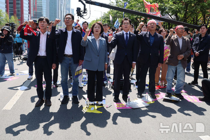 [서울=뉴시스] 권창회 기자 = 노동절인 1일 서울 영등포구 여의대로에서 열린 한국노총 전국노동자대회에서 추미애(왼쪽 세번째) 더불어민주당 경기지사 후보와 정원오 서울시장 후보가 구호를 외치고 있다. 2026.05.01. kch0523@newsis.com