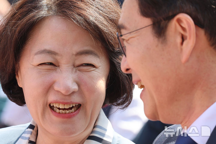 [서울=뉴시스] 권창회 기자 = 노동절인 1일 서울 영등포구 여의대로에서 열린 한국노총 전국노동자대회에서 추미애(왼쪽) 더불어민주당 경기지사 후보와 정원오 서울시장 후보가 대화하고 있다. 2026.05.01. kch0523@newsis.com