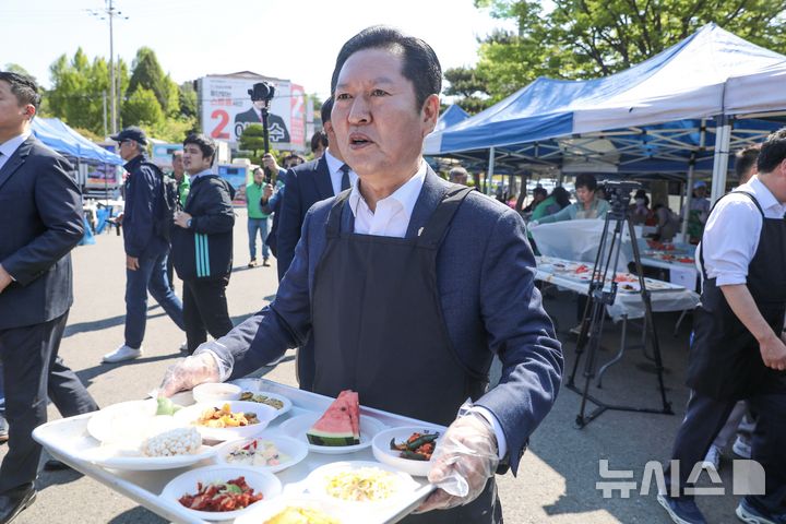 [서울=뉴시스] 고승민 기자 = 정청래 더불어민주당 대표가 1일 충남 서산시문화회관에서 열린 어버이날 기념 경로행사를 방문, 배식 봉사활동을 하고 있다. (사진=더불어민주당 제공) 2026.05.01. photo@newsis.com