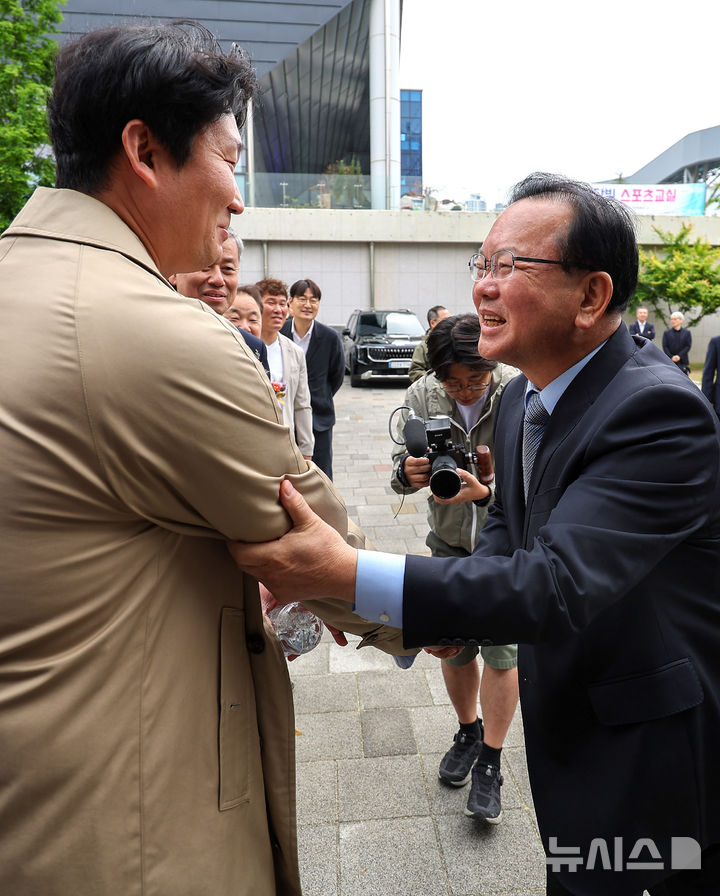 [대구=뉴시스] 이무열 기자 = 김부겸 더불어민주당 대구시장 예비후보가 1일 오전 대구 북구 대구복합스포츠타운 시민체육관에서 열린 2026 노동절기념대회에서 시민들과 인사 나누고 있다. 2026.05.01. lmy@newsis.com
