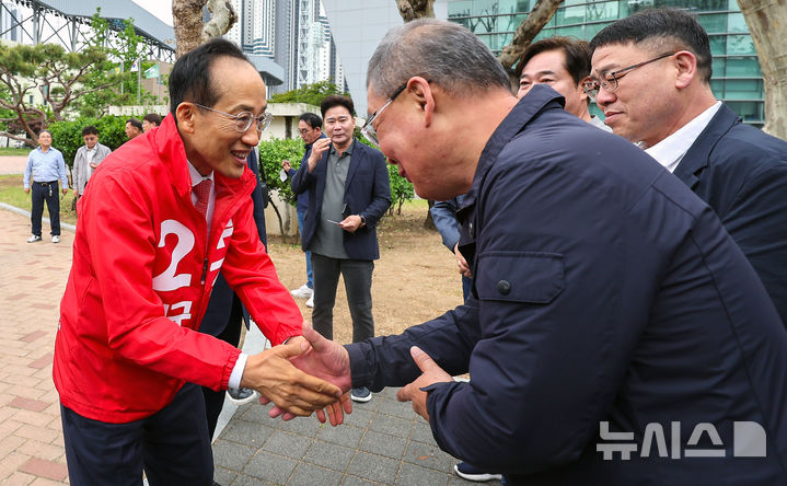 [대구=뉴시스] 이무열 기자 = 추경호 국민의힘 대구시장 예비후보가 1일 오전 대구 북구 대구복합스포츠타운 시민체육관에서 열린 2026 노동절기념대회에서 시민들과 인사 나누고 있다. 2026.05.01. lmy@newsis.com