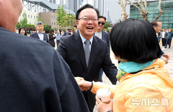 [대구=뉴시스] 이무열 기자 = 김부겸 더불어민주당 대구시장 예비후보가 1일 오전 대구 북구 대구복합스포츠타운 시민체육관에서 열린 2026 노동절기념대회에서 시민들과 인사 나누고 있다. 2026.05.01. lmy@newsis.com