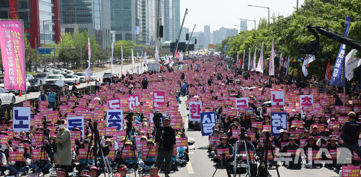 [서울=뉴시스] 권창회 기자 = 노동절인 1일 서울 영등포구 여의대로에서 열린 한국노총 전국노동자대회에서 한국노총 조합원들이 구호를 외치고 있다. 2026.05.01. kch0523@newsis.com