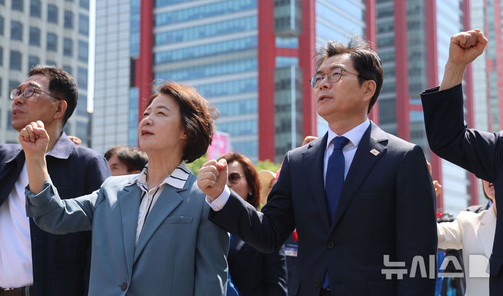 [서울=뉴시스] 권창회 기자 = 노동절인 1일 서울 영등포구 여의대로에서 열린 한국노총 전국노동자대회에서 추미애(왼쪽) 더불어민주당 경기지사 후보와 정원오 서울시장 후보가 구호를 외치고 있다. 2026.05.01. kch0523@newsis.com