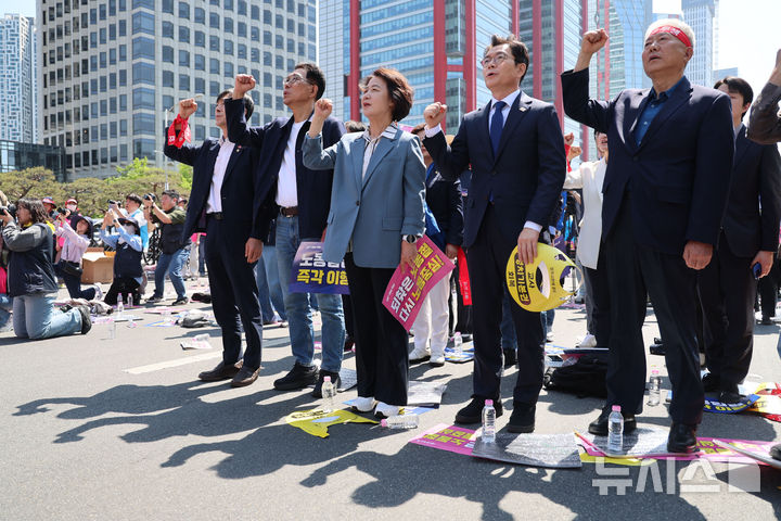 [서울=뉴시스] 권창회 기자 = 노동절인 1일 서울 영등포구 여의대로에서 열린 한국노총 전국노동자대회에서 추미애(왼쪽 세번째) 더불어민주당 경기지사 후보와 정원오 서울시장 후보가 구호를 외치고 있다. 2026.05.01. kch0523@newsis.com