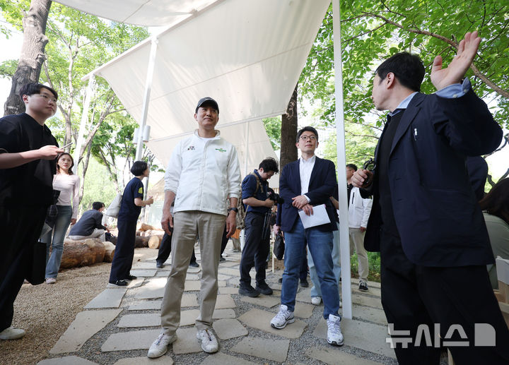 [서울=뉴시스] 김진아 기자 = 오세훈 국민의힘 서울시장 후보가 1일 서울 성동구 서울숲에서 열린 '2026 서울국제정원박람회'를 둘러보고 있다. 2026.05.01. bluesoda@newsis.com