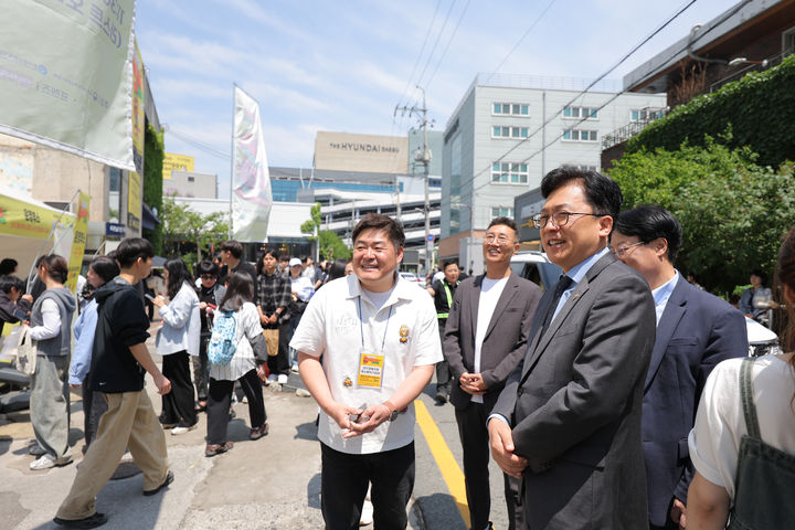 [서울=뉴시스] 조수정 기자 = 이병권 중소벤처기업부 제2차관이 지난 1일 대구광역시 중구 예스 24 반월당점에서 열린 '대구 수제버거 축제'에서 부스를 둘러보고있다. (사진=중소벤처기업부 제공) 2026.05.04. photo@newsis.com *재판매 및 DB 금지
