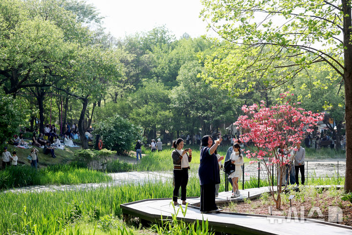 [서울=뉴시스] 김진아 기자 = 1일 서울 성동구 서울숲에서 열린 '2026 서울국제정원박람회'를 찾은 시민들이 즐거운 시간을 보내고 있다. 2026.05.01. bluesoda@newsis.com