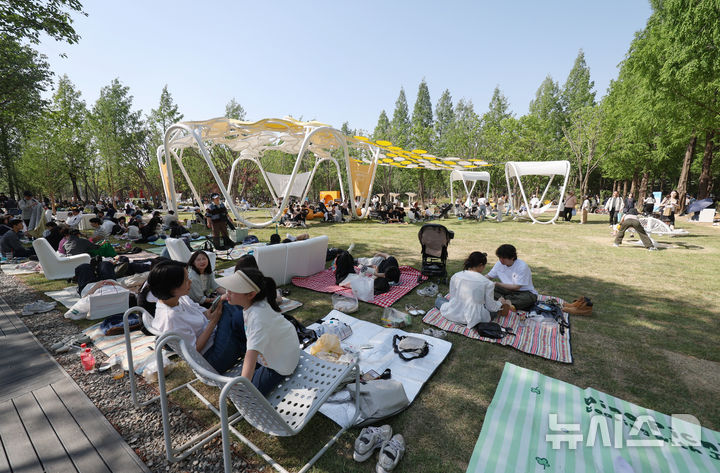 [서울=뉴시스] 김진아 기자 = 1일 서울 성동구 서울숲에서 열린 '2026 서울국제정원박람회'를 찾은 시민들이 즐거운 시간을 보내고 있다. 2026.05.01. bluesoda@newsis.com