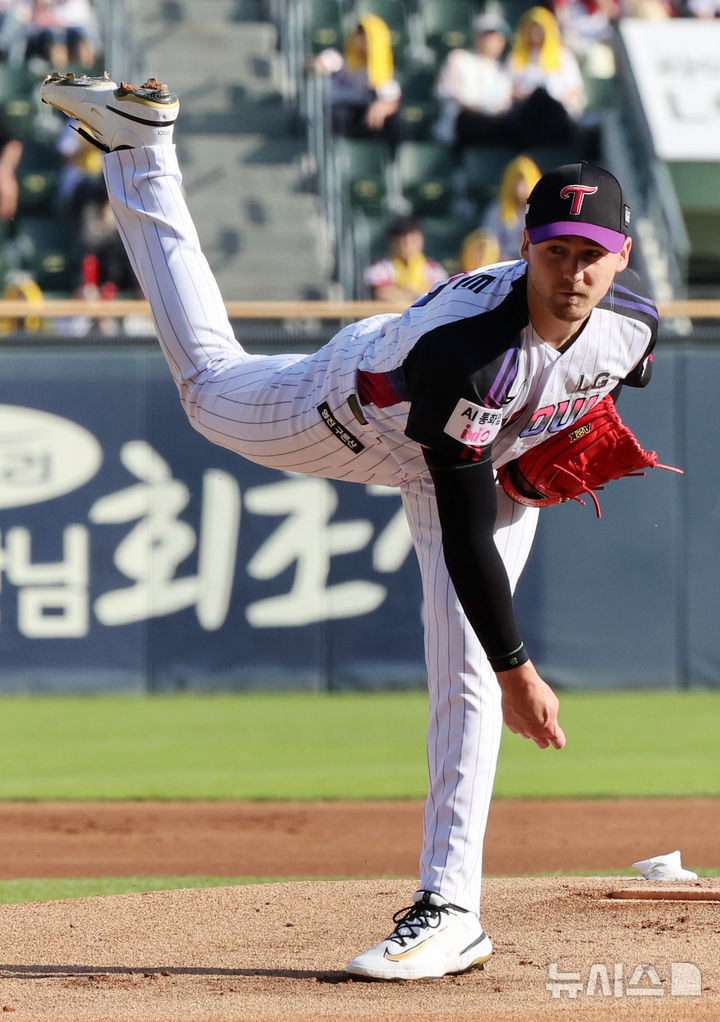 [서울=뉴시스] 배훈식 기자 = 1일 오후 서울 송파구 잠실야구장에서 열린 2026 신한 SOL KBO리그 LG 트윈스와 NC 다이노스의 경기, 1회초 LG 선발 톨허스트가 힘차게 공을 던지고 있다. 2026.05.01. dahora83@newsis.com