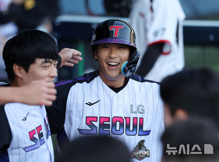 송찬의 투런 홈런 축하 받아