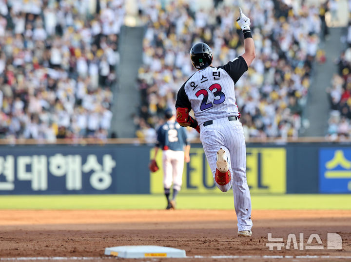 [서울=뉴시스] 배훈식 기자 = 1일 오후 서울 송파구 잠실야구장에서 열린 2026 신한 SOL KBO리그 LG 트윈스와 NC 다이노스의 경기, 3회말 2사 3루 상황에서 LG 오스틴이 투런 홈런을 쳐내고 그라운드를 돌고 있다. 2026.05.01. dahora83@newsis.com