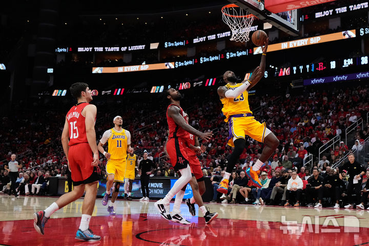 [휴스턴=AP/뉴시스] 미국프로농구(NBA) 로스앤젤레스(LA) 레이커스의 르브론 제임스. 2026.05.01.