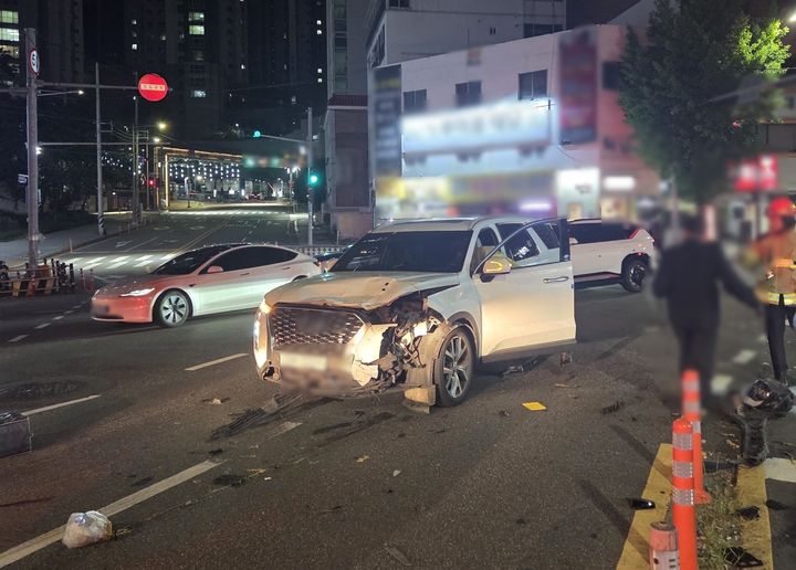 [부산=뉴시스] 1일 오후 부산 서구의 한 교차로에서 승용차가 오토바이를 들이받아 1명이 숨지는 사고가 발생했다. (사진=부산경찰청 제공) 2026.05.02. photo@newsis.com *재판매 및 DB 금지