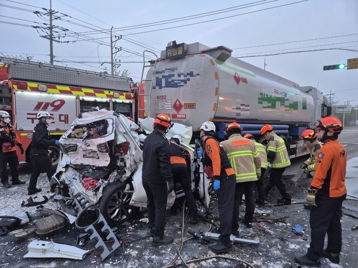 [당진=뉴시스] 2일 오전 5시8분께 충남 당진시 송악읍 고대공단교차로에서 5중 추돌사고가 발생해 2명의 부상자가 발생한 가운데 현장에 출동한 구급대가 인명 구조에 나서고 있다. (사진=당진소방서 제공) 2026.05.02. photo@newsis.com *재판매 및 DB 금지