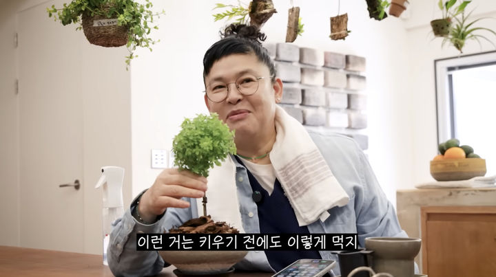 [서울=뉴시스] 방송인 이영자가 평소 좋아하는 음식인 '바질'에 대한 애정을 드러냈다. (사진=이영자 TV 유튜브 캡처)  *재판매 및 DB 금지