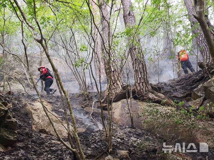 [무주=뉴시스] 2일 무주 덕유산 일대에서 발생한 산불 진화 모습. 2026.05.02 (사진= 전북특별자치도 산불방지대책본부 제공) *재판매 및 DB 금지