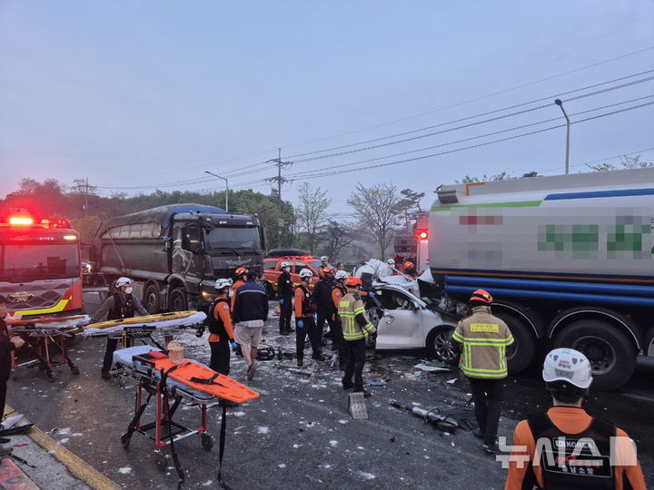 [당진=뉴시스] 2일 오전 5시8분께 충남 당진시 송악읍 고대공단교차로에서 5중 추돌사고가 발생해 2명의 부상자가 발생한 가운데 현장에 출동한 구급대가 인명 구조에 나서고 있다. (사진=당진소방서 제공) 2026.05.02. photo@newsis.com