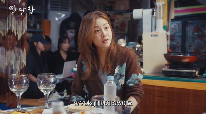 [서울=뉴시스] 지난달 28일 유튜브 '알딸딸한참견' 채널에 출연한 강소라는 집에 두지 않는 음식으로 '과자'를 꼽았다. 학창 시절 70㎏까지 살이 쪘었던 강소라는 지속적인 관리를 통해 건강을 유지하고 있다. (사진=유튜브 '알딸딸한참견' 채널 캡처)