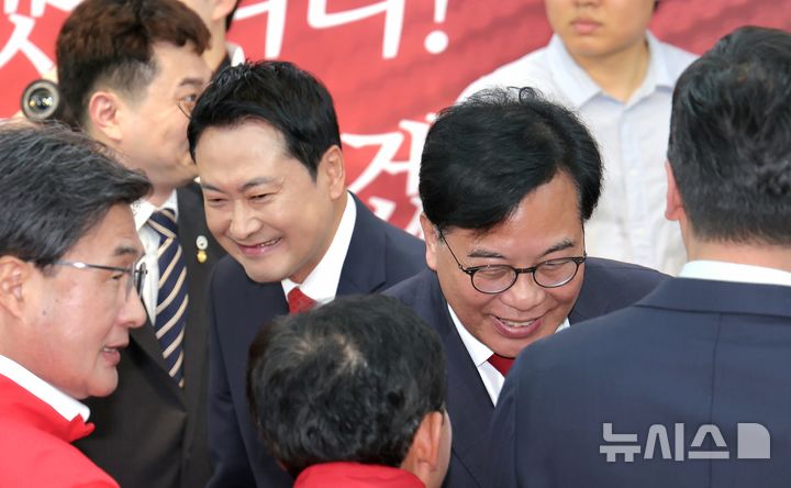 [부산=뉴시스] 하경민 기자 = 장동혁 국민의힘 대표와 송언석 원내대표 등 지도부가 2일 부산 부산진구의 한 건물에서 열린 박형준 부산시장 후보 선거사무실 개소식에 참석, 지역 의원들과 인사하고 있다.장 대표와 송 원내대표가 지선 후보 선거사무실 개소식에 참석한 것은 이번이 처음이다. 2026.05.02. yulnetphoto@newsis.com