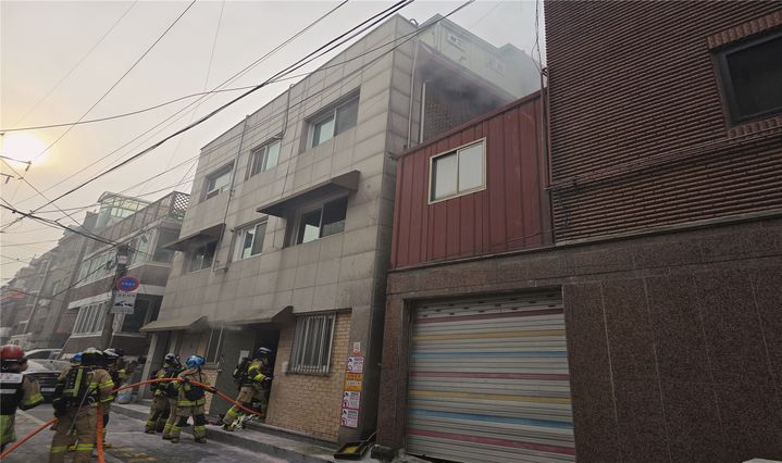 [서울=뉴시스] 2일 오전 7시18분께 서울 강서구의 한 다세대주택에서 불이 나 50대 여성이 심정지 상태로 병원에 옮겨졌다. (사진=서울 강서소방서 제공) 2026.05.02. photo@newsis.com *재판매 및 DB 금지