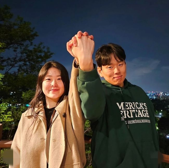[서울=뉴시스] 배우 박정민이 운영하는 출판사 무제의 이사 김아영씨와 침착맨 회사 직원 '김총무' 김태윤씨가 열애를 시작했다. (사진 = 인스타그램 캡처) 2026.05.02. photo@newsis.com *재판매 및 DB 금지