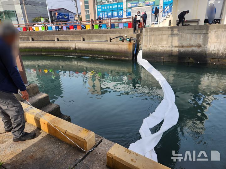 [제주=뉴시스] 해경이 지난 1일 제주시 도두항에서 방제작업을 하고 있다. (사진=제주해양경찰서 제공) 2026.05.02. photo@newsis.com *재판매 및 DB 금지