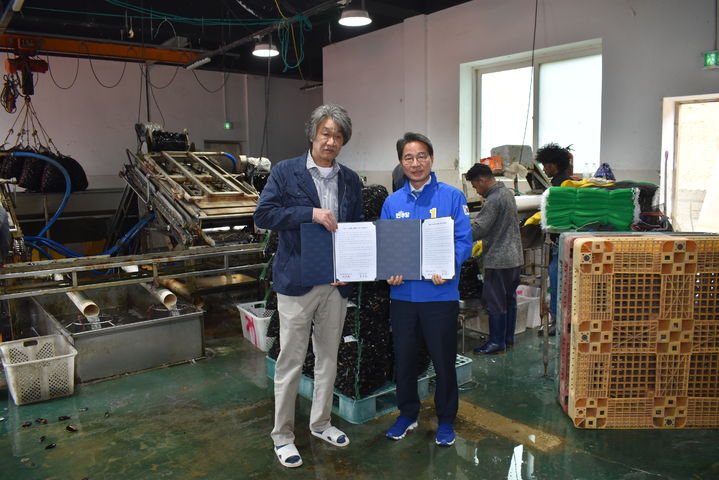 [창원=뉴시스] 강경국 기자 = 더불어민주당 송순호 경남 창원시장 후보와 최진홍 홍합 특구 추진위원회 위원장이 2일 창원시 마산홍합 산업특구 지정을 위한 정책협약을 체결하고 있다. (사진=송순호 후보 제공). 2026.05.02. photo@newsis.com *재판매 및 DB 금지