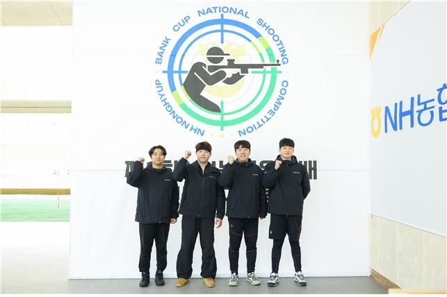 [서울=뉴시스] 2일 제1회 NH농협은행배 전국사격대회서 남자 일반부 50m 3자세 단체전에서 한국신기록을 달성한 창원시청 김정현, 박성현, 모대성, 송민호. (사진=대한사격연맹 제공) 2026.05.02. photo@newsis.com *재판매 및 DB 금지