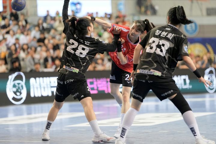 [서울=뉴시스] 여자 핸드볼 SK슈가글라이더즈의 강경민. (사진=한국핸드볼연맹 제공) 2026.05.02. photo@newsis.com *재판매 및 DB 금지